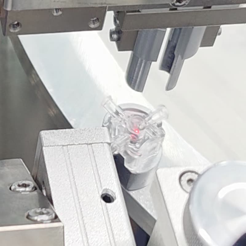 Automatic valve body feeding station for high-pressure three-way valve assembly line