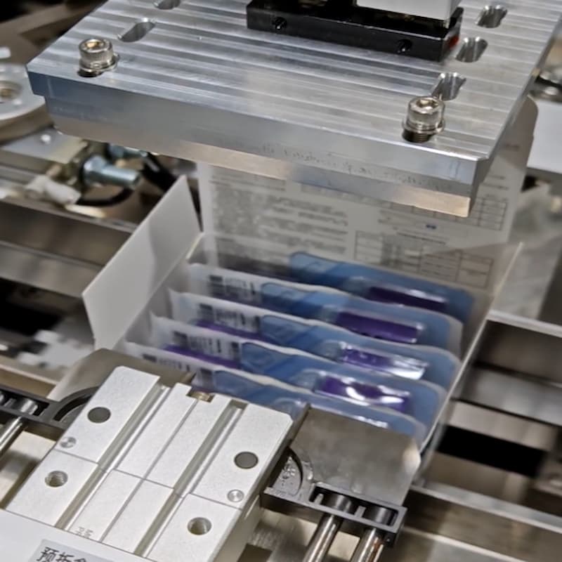 Automatic boxing station for ligation clip blister packaging boxes
