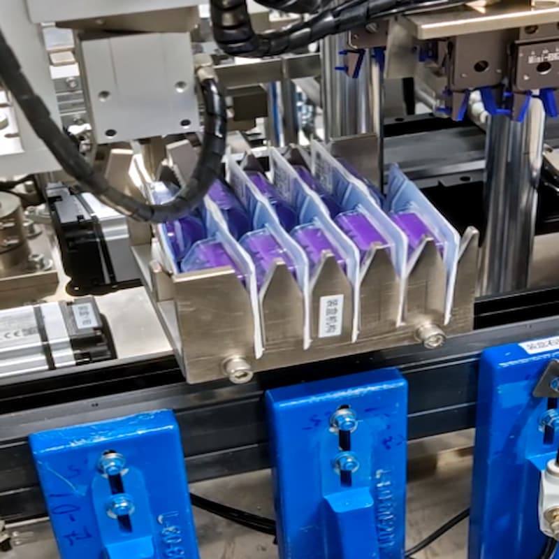 Ligation clip blister box feeding and conveying station of automatic packaging machine
